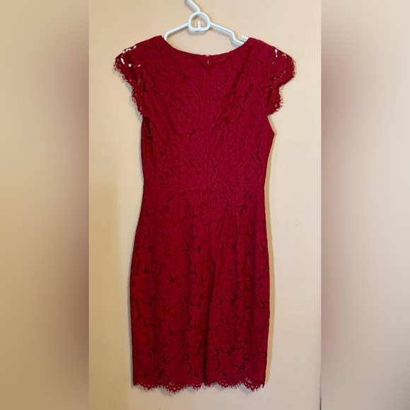 Elegant Lace Midi Dress in Burgundy - Picture 9 of 9